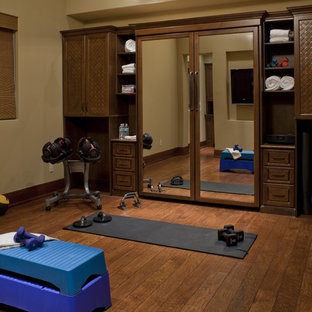 Multifunktionaler, Mittelgroßer Klassischer Fitnessraum mit beiger Wandfarbe und braunem Holzboden in Tampa