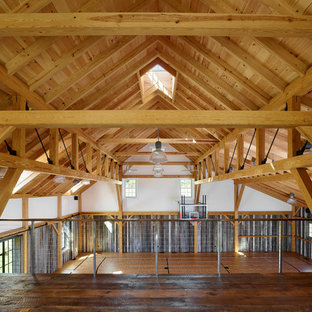 Esempio di un campo sportivo coperto country con parquet scuro