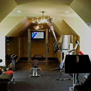Immagine di una sala pesi minimalista di medie dimensioni con pareti beige e pavimento in sughero