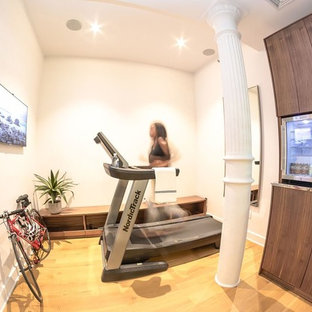 Ispirazione per una piccola palestra multiuso moderna con pareti bianche e parquet chiaro