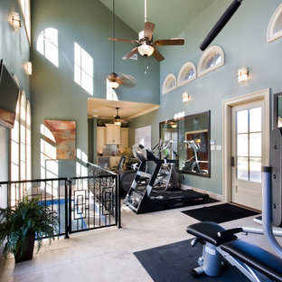 Multifunktionaler, Großer Klassischer Fitnessraum mit blauer Wandfarbe und Travertin in New Orleans