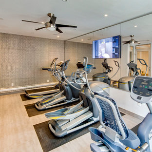 Ispirazione per una palestra in casa design con pareti grigie e pavimento in gres porcellanato
