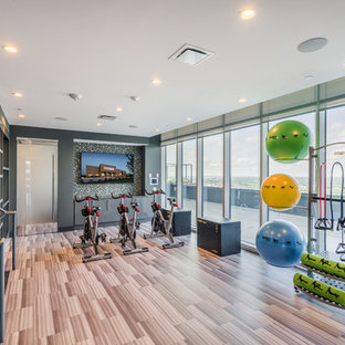 Idee per una palestra multiuso minimal con pareti grigie e pavimento marrone