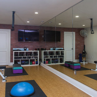 Idee per una palestra multiuso chic di medie dimensioni con pareti multicolore, pavimento in bambù e pavimento beige