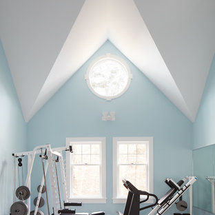 Maritimer Fitnessraum mit blauer Wandfarbe, Teppichboden und grauem Boden in Manchester