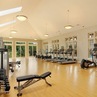 Idee per un'ampia palestra multiuso american style con pareti grigie e parquet chiaro