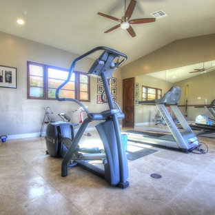 Immagine di una palestra multiuso american style di medie dimensioni con pareti beige, pavimento in linoleum e pavimento beige
