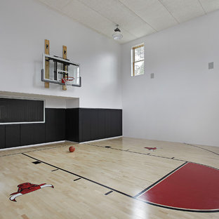 Ispirazione per un campo sportivo coperto contemporaneo con pareti bianche e parquet chiaro
