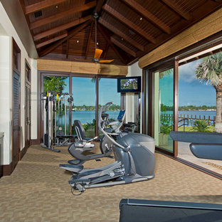 Multifunktionaler, Großer Fitnessraum mit Teppichboden, weißer Wandfarbe und beigem Boden in Orlando