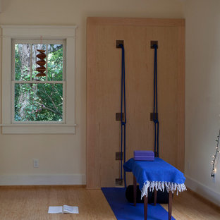 Idee per uno studio yoga mediterraneo con pavimento in bambù e pareti gialle