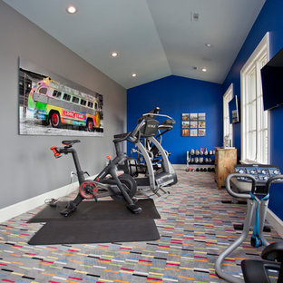 Immagine di una grande palestra multiuso moderna con pareti blu, moquette e pavimento grigio