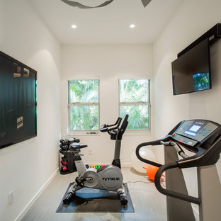 Multifunktionaler, Kleiner Fitnessraum mit weißer Wandfarbe, Vinylboden und grauem Boden in Tampa
