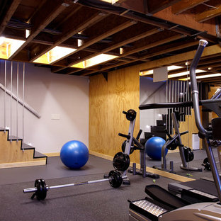 Immagine di una palestra in casa moderna con pavimento grigio