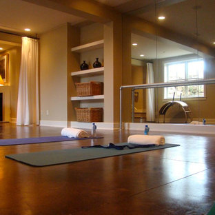 Foto di un grande studio yoga classico con pareti beige e pavimento in cemento