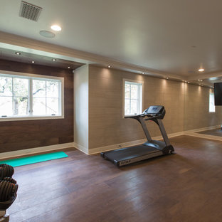 Ispirazione per una grande palestra multiuso minimal con pareti multicolore, parquet scuro e pavimento marrone
