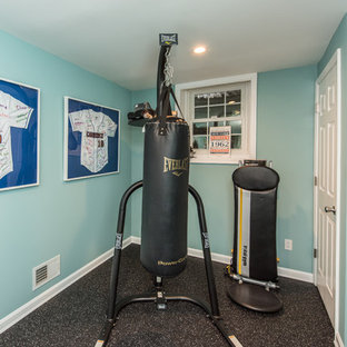 Multifunktionaler, Kleiner Klassischer Fitnessraum mit blauer Wandfarbe und schwarzem Boden in Washington, D.C.