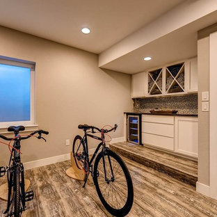 Foto di una grande palestra multiuso american style con pareti beige e pavimento in laminato