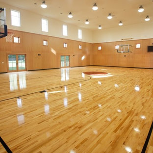 Immagine di un ampio campo sportivo coperto moderno con parquet chiaro
