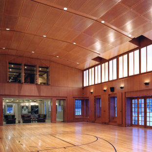 Foto di un grande campo sportivo coperto classico con parquet chiaro