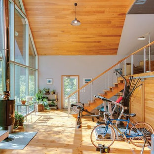 Foto di una piccola palestra multiuso contemporanea con pareti grigie e parquet chiaro