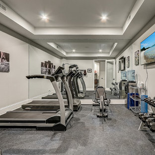 Foto di una grande palestra multiuso stile marinaro con pareti grigie, pavimento in vinile e pavimento grigio