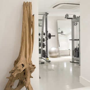 Esempio di una sala pesi contemporanea con pareti bianche e pavimento bianco