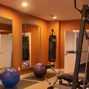 Idee per una grande palestra multiuso boho chic con pareti arancioni