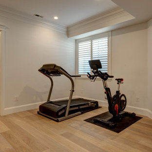 Idee per una piccola palestra multiuso minimalista con pareti beige, pavimento in laminato e pavimento multicolore