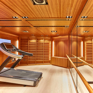 Esempio di un'ampia palestra multiuso design con pareti marroni e parquet chiaro