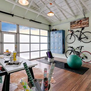 Foto di uno studio yoga design di medie dimensioni con pareti verdi, pavimento in legno massello medio e pavimento marrone