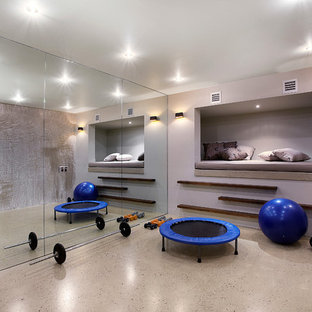 Multifunktionaler Moderner Fitnessraum mit lila Wandfarbe und braunem Boden in Melbourne