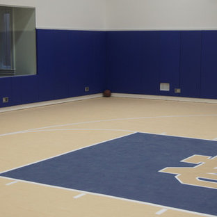 Immagine di un grande campo sportivo coperto moderno