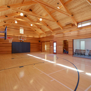 Ispirazione per un grande campo sportivo coperto chic con parquet chiaro, pavimento beige e pareti marroni