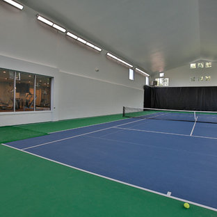 Idee per un grande campo sportivo coperto tradizionale con pareti grigie