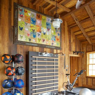 Landhaus Fitnessraum mit brauner Wandfarbe und grauem Boden in New York