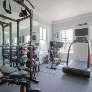 Foto di una palestra in casa stile marinaro con pareti grigie, moquette e pavimento grigio