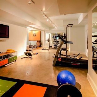 Esempio di una palestra multiuso contemporanea con pavimento in cemento e pavimento arancione