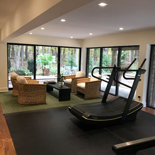 Foto di una palestra multiuso moderna con pareti bianche, parquet scuro e pavimento marrone