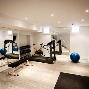 Multifunktionaler, Kleiner Klassischer Fitnessraum mit weißer Wandfarbe und Keramikboden in Toronto