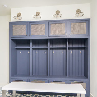 Multifunktionaler Mediterraner Fitnessraum mit weißer Wandfarbe und blauem Boden in San Diego