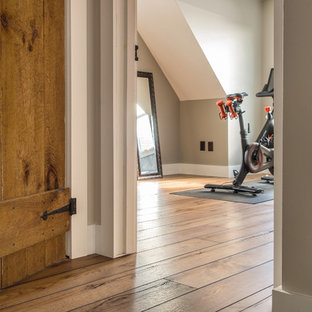 Foto di una palestra in casa rustica con parquet chiaro