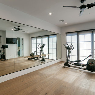 Foto di una grande palestra multiuso contemporanea con pareti bianche, parquet chiaro e pavimento beige