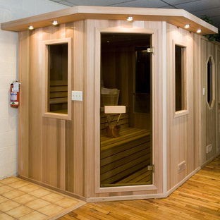 Immagine di una palestra in casa classica di medie dimensioni con pareti bianche, pavimento in legno massello medio e pavimento beige