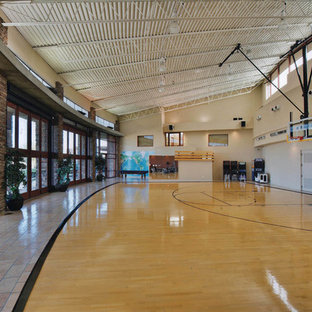 Foto di un grande campo sportivo coperto moderno con parquet chiaro