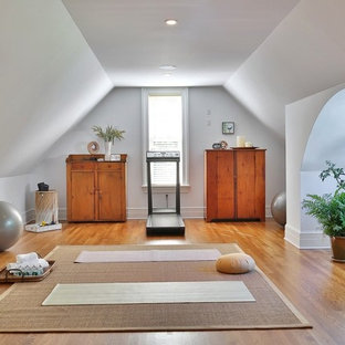 Mittelgroßer Klassischer Yogaraum mit weißer Wandfarbe in New York