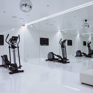 Esempio di una palestra in casa minimalista con pavimento bianco
