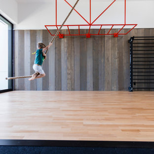 Esempio di una grande palestra multiuso moderna con pareti bianche, parquet chiaro e pavimento beige