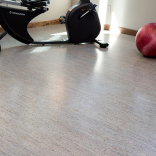 Idee per una palestra multiuso moderna di medie dimensioni con pareti beige, pavimento in sughero e pavimento grigio