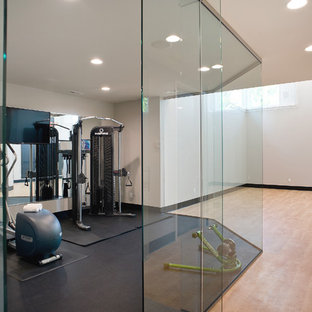 Idee per una palestra in casa moderna di medie dimensioni con pavimento nero