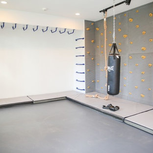 Immagine di una palestra in casa minimalista di medie dimensioni con pareti grigie